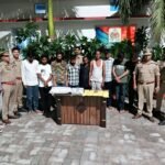 उरई में रिहायशी इलाके के जुएं के अड्डे पर छापा, 9 जुआरी गिरफ्तार उरई कोतवाली पुलिस की गिरफ्त में जुआ छापेमारी में गिरफ्तार आरोपी और बरामद नकदी