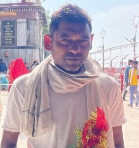 बुंदेलखंड एक्सप्रेसवे पर सड़क हादसे के बाद दुर्घटनाग्रस्त बाइक और मौके पर मौजूद पुलिस बल का दृश्य, जालौन, उत्तर प्रदेश।