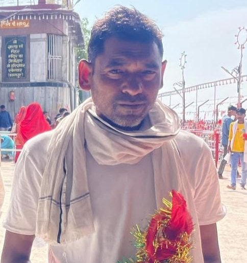बुंदेलखंड एक्सप्रेसवे पर सड़क हादसे के बाद दुर्घटनाग्रस्त बाइक और मौके पर मौजूद पुलिस बल का दृश्य, जालौन, उत्तर प्रदेश।