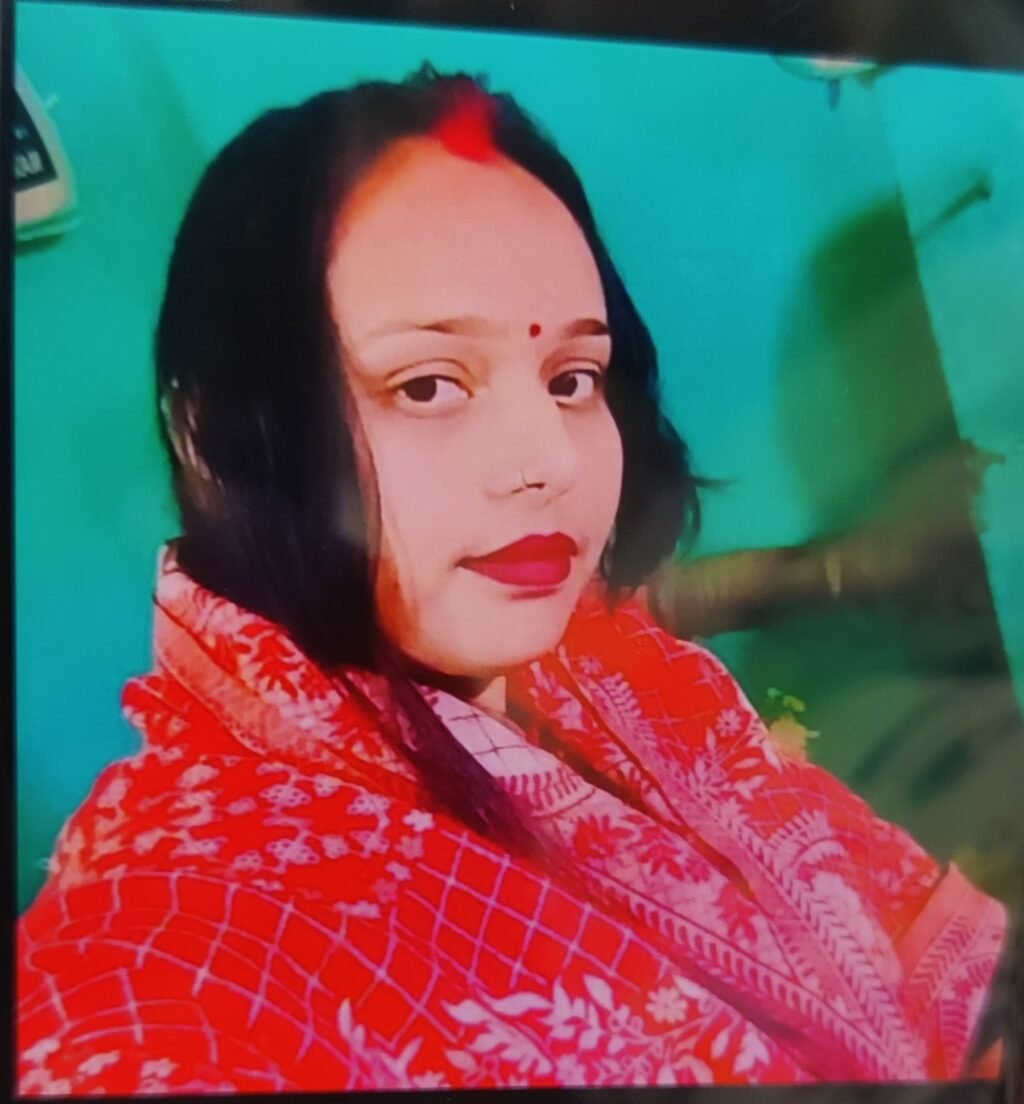 उत्तर प्रदेश के जालौन जिले में उरई कोतवाली क्षेत्र के चुर्खी रोड स्थित उस संदिग्ध क्लीनिक का दृश्य, जहाँ कथित झोलाछाप महिला डॉक्टर के गलत इलाज के कारण 32 वर्षीय विवाहिता प्रीति की इलाज के दौरान दर्दनाक मौत हो गई; मौके पर जांच करती पुलिस और सांत्वना देते परिजन।