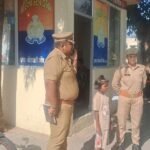 Konch News: घर से लापता 9 वर्षीय मासूम एट बस स्टैंड से सकुशल बरामद, बच्ची बोली— 'भीख मांगने वाला बाबा अपने साथ ले गया था' कोंच कोतवाली पुलिस द्वारा एट बस स्टैंड से सकुशल बरामद की गई 9 वर्षीय बच्ची, पुलिसकर्मियों और परिजनों के साथ मौजूद मासूम, गुमशुदगी के बाद राहत का माहौल।