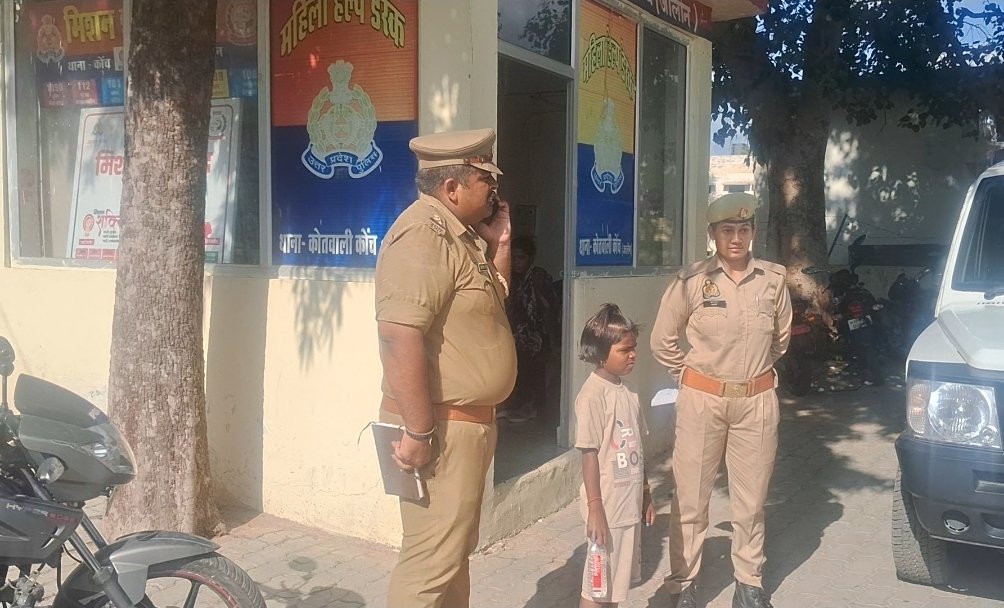 कोंच कोतवाली पुलिस द्वारा एट बस स्टैंड से सकुशल बरामद की गई 9 वर्षीय बच्ची, पुलिसकर्मियों और परिजनों के साथ मौजूद मासूम, गुमशुदगी के बाद राहत का माहौल।