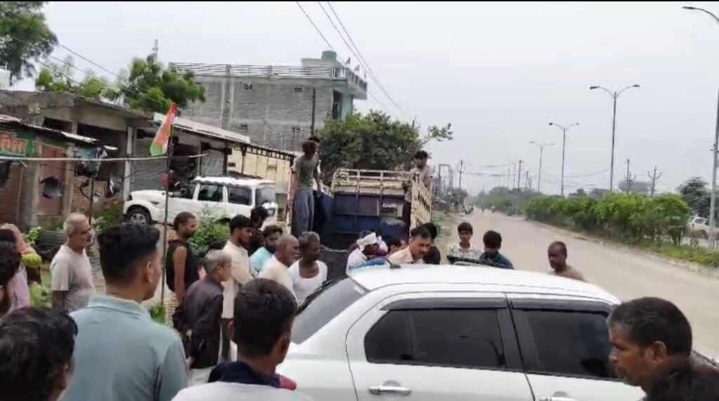 मृतक के घर के बाहर लगी भीड़