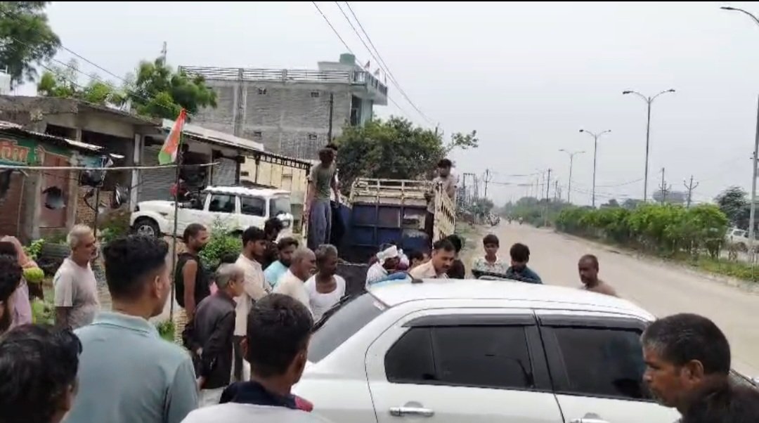 मृतक के घर के बाहर लगी भीड़
