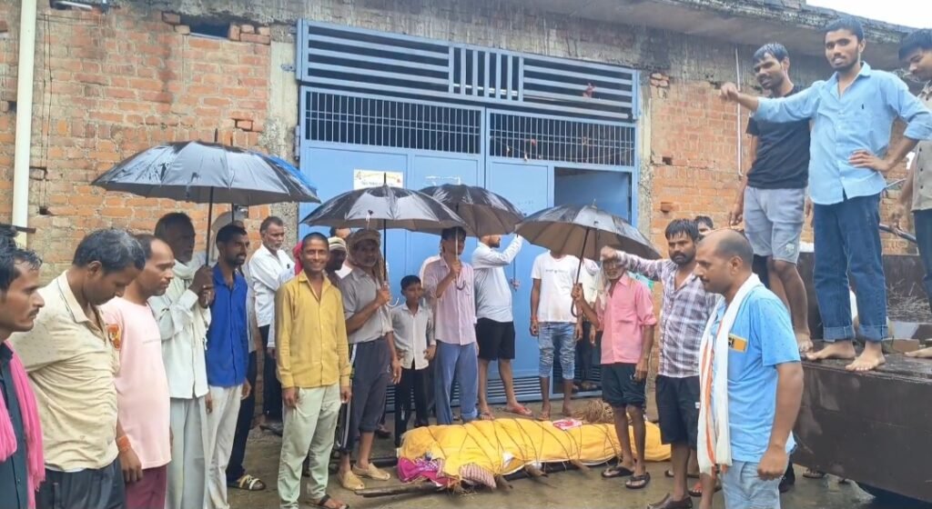 ग्राम पंचायत खैरावर मैं प्रधान के घर के बाहर शव रखकर विरोध करते ग्रामीण
