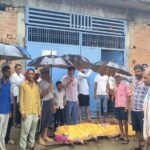 श्मशान घाट न होने पर ट्रैक्टर में शव लेकर ग्राम प्रधान के घर पहुंचे ग्रामीण ग्राम पंचायत खैरावर मैं प्रधान के घर के बाहर शव रखकर विरोध करते ग्रामीण