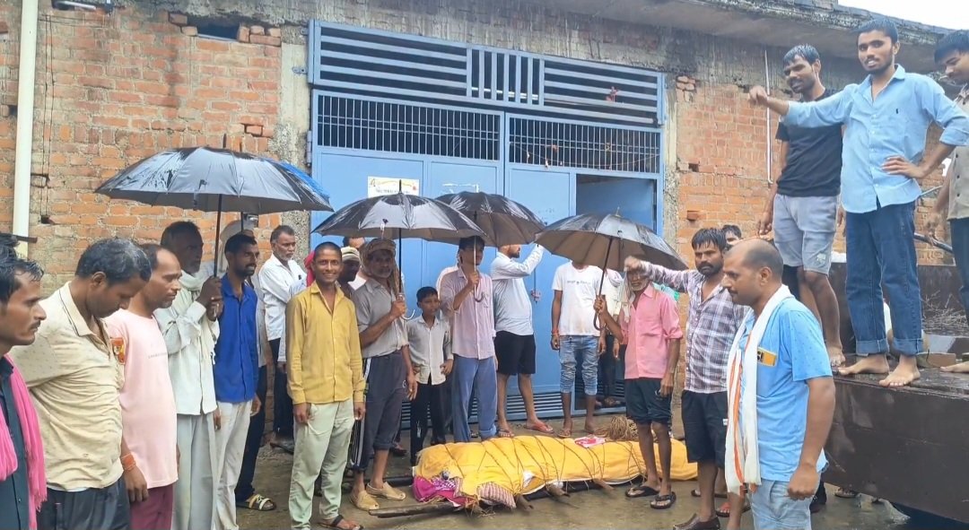 श्मशान घाट न होने पर ट्रैक्टर में शव लेकर ग्राम प्रधान के घर पहुंचे ग्रामीण