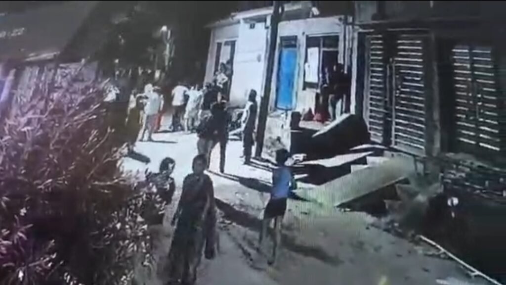 हरीपुरा में दो पक्षों की लाठी-डंडों से मारपीट का CCTV दृश्य