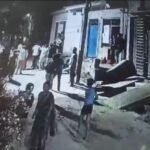 हरीपुरा में दो पक्षों में खूनी संघर्ष, लाठी-डंडों की मारपीट CCTV में कैद हरीपुरा में दो पक्षों की लाठी-डंडों से मारपीट का CCTV दृश्य