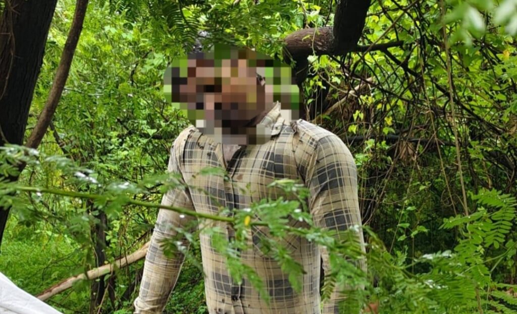 उरई पॉलिटेक्निक कॉलेज के पीछे पेड़ से लटका मिला युवक का शव