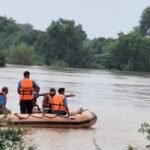 पहूज नदी में नाव से लापता युवक की तलाश करती एनडीआरएफ टीम