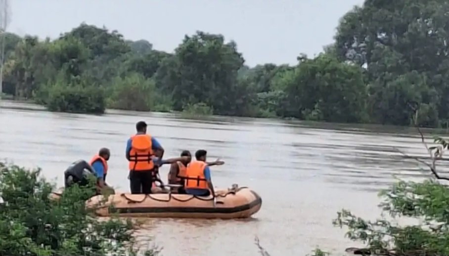 पहूज नदी में नाव से लापता युवक की तलाश करती एनडीआरएफ टीम