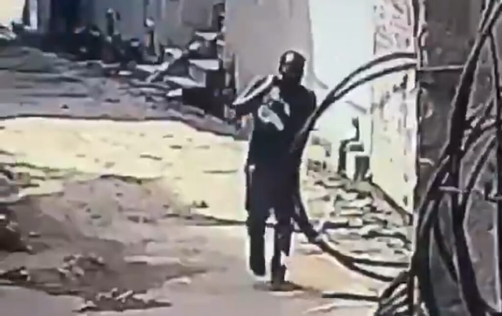 हल्दौनी गांव में कंधे पर बोरी लेकर जाता आरोपी CCTV फुटेज