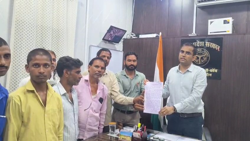 श्मशान घाट की मांग को लेकर SDM कार्यालय में ज्ञापन सौंपते ग्रामीण