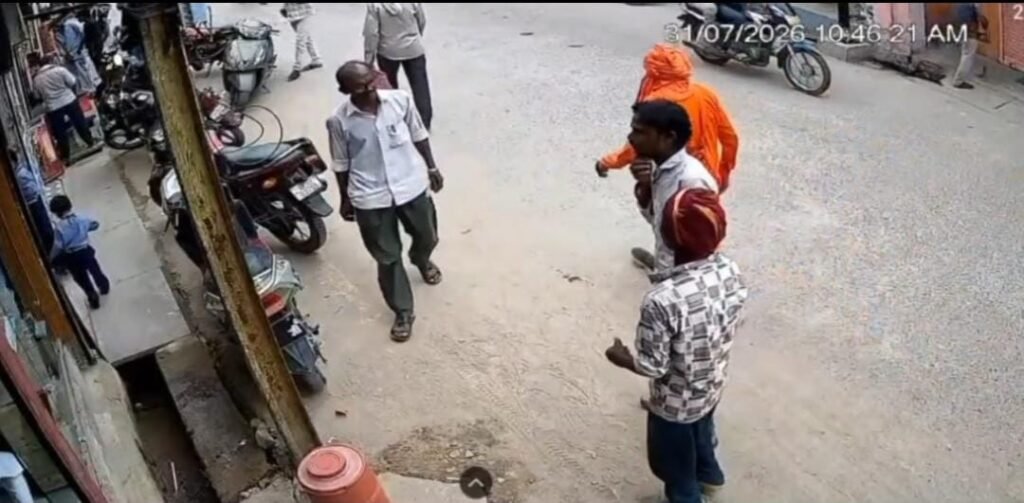 जालौन तहसील परिसर के बाहर खड़ी स्कूटी से दिनदहाड़े कैश चोरी करता संदिग्ध युवक, पास में फोटो कॉपी की दुकान, घटना सीसीटीवी कैमरे में कैद और मौके पर लोगों की भीड़।