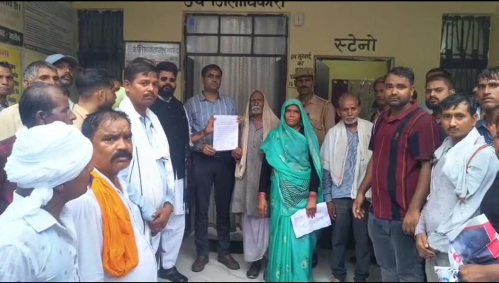कोंच में जर्जर सड़क के निर्माण की मांग को लेकर एसडीएम को ज्ञापन सौंपते ग्रामीण