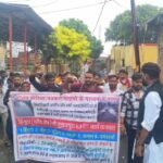 तीन विभागों के विवाद में फंसी 7 किमी सड़क, 6 गांवों के 15 हजार लोग परेशान, ग्रामीणों ने किया प्रदर्शन, एसडीएम को सौंपा ज्ञापन कोंच में जर्जर सड़क के निर्माण की मांग को लेकर एसडीएम को ज्ञापन सौंपते ग्रामीण