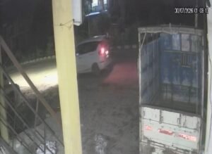 जालौन के कुठौंद थाना क्षेत्र स्थित कैम्पा एजेंसी के गोदाम का टूटा हुआ ताला, चोरी के बाद बिखरा सामान, सीसीटीवी फुटेज में चोरी करते चार संदिग्ध और सफेद रंग की अर्टिगा कार का दृश्य।