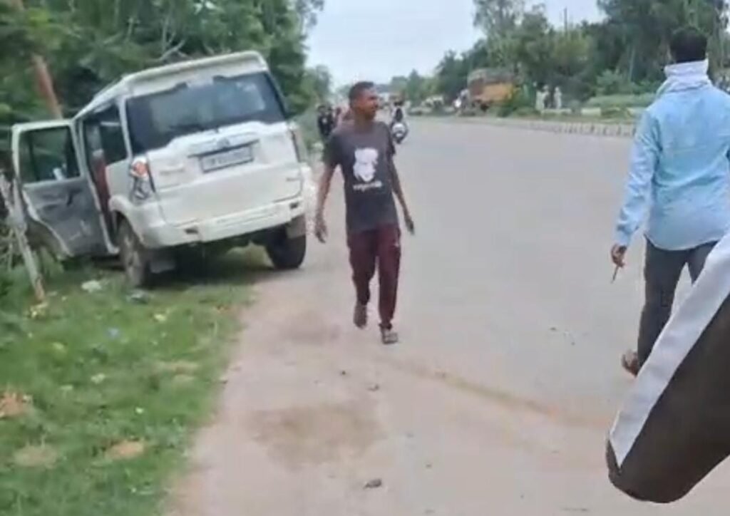 उरई कोतवाली क्षेत्र में नीलगिरी फैक्ट्री के पास तेज रफ्तार स्कॉर्पियो कार की टक्कर के बाद क्षतिग्रस्त स्कूटी, बाइक और ई-रिक्शा, मौके पर जुटी भीड़, घायलों को एंबुलेंस से अस्पताल भेजते स्थानीय लोग और दुर्घटनास्थल का दृश्य।