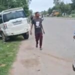 उरई में मौत बनकर दौड़ी बेकाबू स्कॉर्पियो, स्कूटी, बाइक और ई-रिक्शे को रौंदा, आधा दर्जन घायल, कार छोड़ भागे सवार उरई कोतवाली क्षेत्र में नीलगिरी फैक्ट्री के पास तेज रफ्तार स्कॉर्पियो कार की टक्कर के बाद क्षतिग्रस्त स्कूटी, बाइक और ई-रिक्शा, मौके पर जुटी भीड़, घायलों को एंबुलेंस से अस्पताल भेजते स्थानीय लोग और दुर्घटनास्थल का दृश्य।