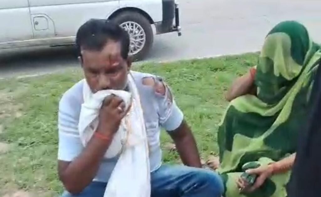उरई कोतवाली क्षेत्र में नीलगिरी फैक्ट्री के पास तेज रफ्तार स्कॉर्पियो कार की टक्कर के बाद क्षतिग्रस्त स्कूटी, बाइक और ई-रिक्शा, मौके पर जुटी भीड़, घायलों को एंबुलेंस से अस्पताल भेजते स्थानीय लोग और दुर्घटनास्थल का दृश्य।