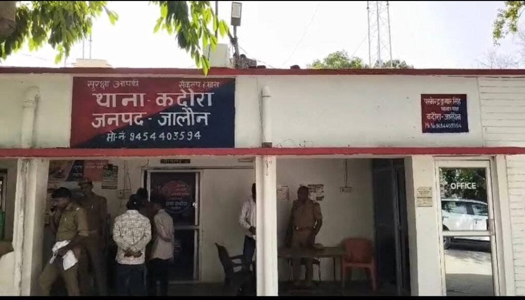 जालौन के कालपी कोतवाली क्षेत्र के जोल्हूपुर मोड़ ओवरब्रिज पर खड़ी पिकअप गाड़ी, मौके का दृश्य, शिकायत के बाद पुलिस जांच और पीड़ित चालक द्वारा घटना की जानकारी देते हुए।