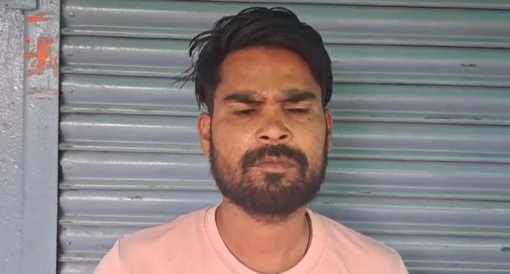 जालौन के कालपी क्षेत्र में मारपीट और मोबाइल छीनने के मामले की जानकारी देते हुए पीड़ित पिकअप चालक धर्मेंद्र कुमार।