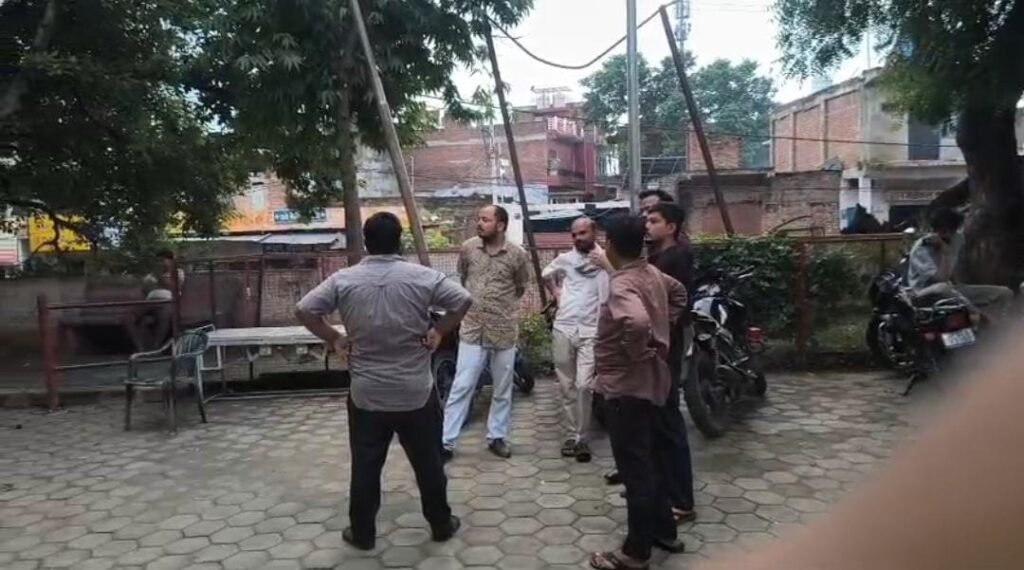 जालौन के कालपी कोतवाली क्षेत्र के गढ़गुवां गांव में करंट लगने से युवक की मौत के बाद मौके पर मौजूद परिजन और जांच करती पुलिस।