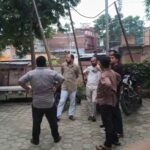 समरसेबल पंप चालू करते समय करंट की चपेट में आया युवक, अस्पताल पहुंचने से पहले थमी सांस जालौन के कालपी कोतवाली क्षेत्र के गढ़गुवां गांव में करंट लगने से युवक की मौत के बाद मौके पर मौजूद परिजन और जांच करती पुलिस।
