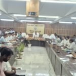 IGRS और CM हेल्पलाइन शिकायतों में लापरवाही पर डीएम का बड़ा एक्शन, 24 अधिकारियों का वेतन रोका, 4 SDM से मांगा जवाब जालौन कलेक्ट्रेट सभागार में समीक्षा बैठक के दौरान अधिकारियों को निर्देश देते जिलाधिकारी राजेश कुमार पांडेय।