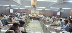 जालौन कलेक्ट्रेट सभागार में समीक्षा बैठक के दौरान अधिकारियों को निर्देश देते जिलाधिकारी राजेश कुमार पांडेय।