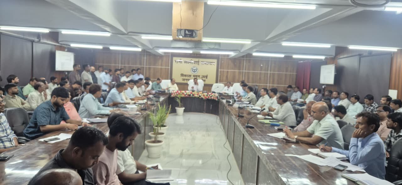 IGRS और CM हेल्पलाइन शिकायतों में लापरवाही पर डीएम का बड़ा एक्शन, 24 अधिकारियों का वेतन रोका, 4 SDM से मांगा जवाब