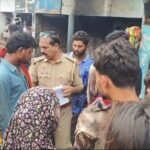 रेलवे फाटक के पास तेज रफ्तार बस ने बाइक को मारी टक्कर, बाजार जा रहे दो लोग गंभीर घायल जालौन के कोंच कोतवाली क्षेत्र में रेलवे फाटक के पास बस की टक्कर के बाद क्षतिग्रस्त बाइक, मौके पर मौजूद पुलिस और घायलों की मदद करते स्थानीय लोग।