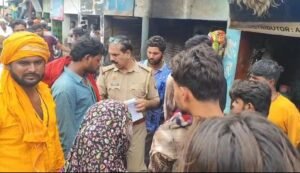 जालौन के कोंच कोतवाली क्षेत्र में रेलवे फाटक के पास बस की टक्कर के बाद क्षतिग्रस्त बाइक, मौके पर मौजूद पुलिस और घायलों की मदद करते स्थानीय लोग।