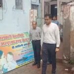 जालौन के कोंच नगर में अल्ट्रासाउंड सेंटर का निरीक्षण करते एसीएमओ अरविंद भूषण और प्रशासनिक अधिकारी, मशीनों एवं दस्तावेजों की जांच करते हुए।
