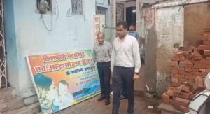 जालौन के कोंच नगर में अल्ट्रासाउंड सेंटर का निरीक्षण करते एसीएमओ अरविंद भूषण और प्रशासनिक अधिकारी, मशीनों एवं दस्तावेजों की जांच करते हुए।