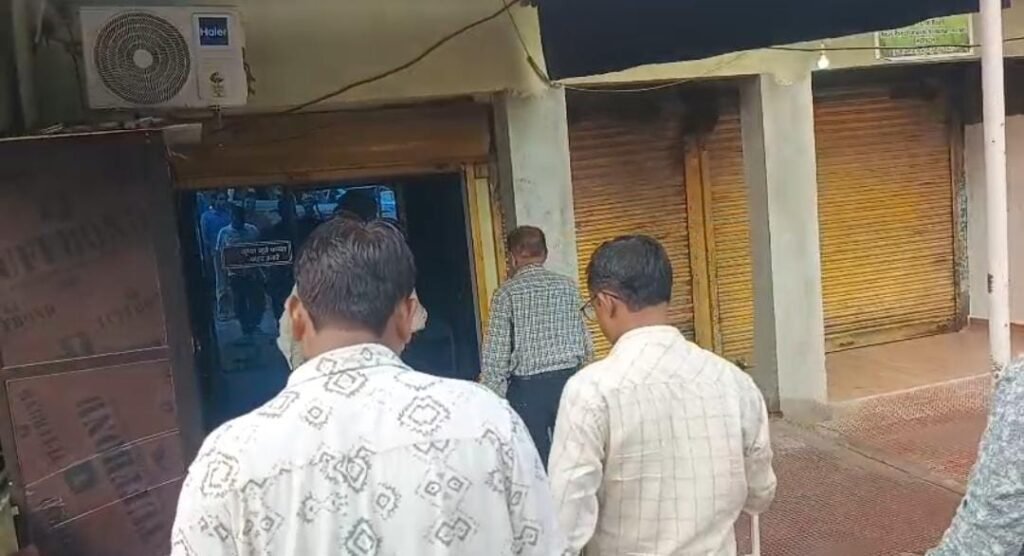 जालौन के कोंच नगर में अल्ट्रासाउंड सेंटर का निरीक्षण करते एसीएमओ अरविंद भूषण और प्रशासनिक अधिकारी, मशीनों एवं दस्तावेजों की जांच करते हुए।
