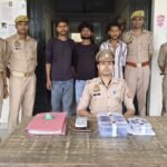 हाईवे पर 10 हजार की रंगदारी मांगने वाले तीन आरोपी गिरफ्तार, तमंचा दिखाकर मोबाइल छीनने का भी आरोप जालौन की कालपी कोतवाली पुलिस की गिरफ्त में रंगदारी मांगने के आरोप में गिरफ्तार तीन आरोपी, गिरफ्तारी के बाद पुलिस टीम के साथ खड़े आरोपी।