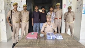 जालौन की कालपी कोतवाली पुलिस की गिरफ्त में रंगदारी मांगने के आरोप में गिरफ्तार तीन आरोपी, गिरफ्तारी के बाद पुलिस टीम के साथ खड़े आरोपी।