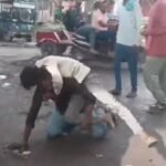 उरई में बीच सड़क दो युवकों के बीच जमकर मारपीट, एक घंटे तक चला हाईवोल्टेज ड्रामा, वीडियो वायरल जालौन के उरई में राठ रोड ओवरब्रिज के नीचे बीच सड़क दो युवकों के बीच मारपीट का दृश्य, मौके पर जुटी भीड़ और घटना का वीडियो बनाते लोग।