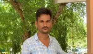जालौन के कदौरा थाना क्षेत्र में उदनपुर-जैसकपुर मार्ग पर दो बाइकों की टक्कर के बाद घटनास्थल पर मौजूद पुलिस और क्षतिग्रस्त बाइक का दृश्य।