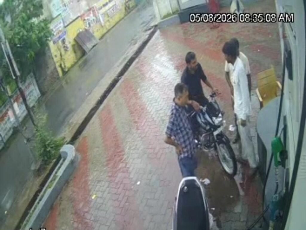जालौन के कोंच स्थित नारायण फिलिंग स्टेशन पर सेल्समैन और युवक के बीच कथित हाथापाई का सीसीटीवी दृश्य।