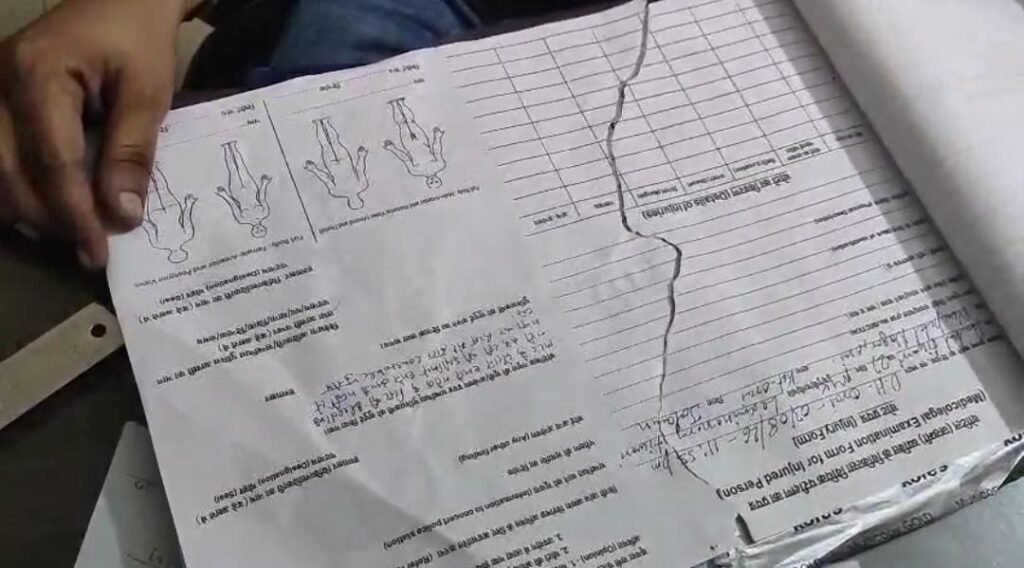 उरई जिला अस्पताल में कथित विवाद के बाद क्षतिग्रस्त मेडिकल रजिस्टर का दृश्य।