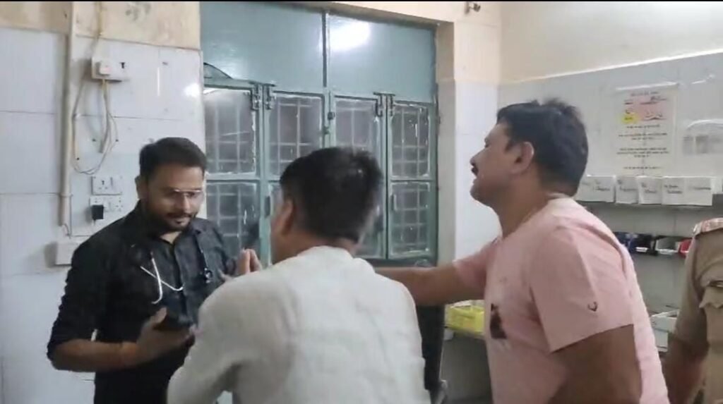 जालौन के जिला अस्पताल उरई की इमरजेंसी में हंगामे के बाद मौजूद चिकित्साकर्मी, पुलिस और अस्पताल परिसर का दृश्य।