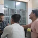 जालौन के जिला अस्पताल उरई की इमरजेंसी में हंगामे के बाद मौजूद चिकित्साकर्मी, पुलिस और अस्पताल परिसर का दृश्य।