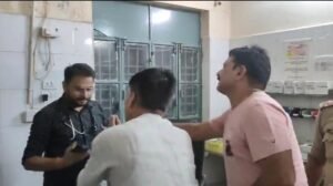 जालौन के जिला अस्पताल उरई की इमरजेंसी में हंगामे के बाद मौजूद चिकित्साकर्मी, पुलिस और अस्पताल परिसर का दृश्य।