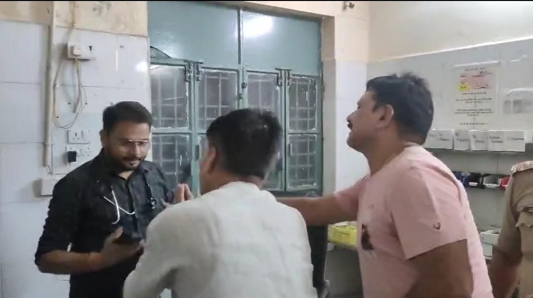 जालौन के जिला अस्पताल उरई की इमरजेंसी में हंगामे के बाद मौजूद चिकित्साकर्मी, पुलिस और अस्पताल परिसर का दृश्य।
