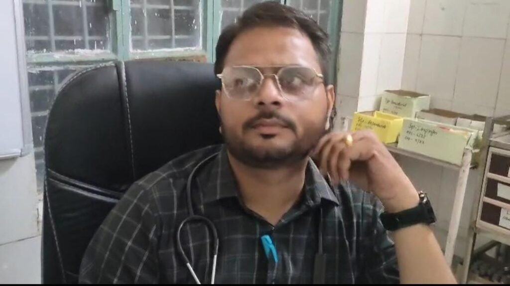 जालौन जिला अस्पताल के इमरजेंसी वार्ड में घटना की जानकारी देते ड्यूटी पर तैनात चिकित्सक।