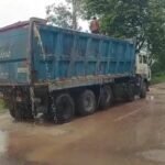 जालौन के कोंच क्षेत्र में नंबर प्लेट मिटे ओवरलोड डंपर से मौरम परिवहन का वायरल वीडियो