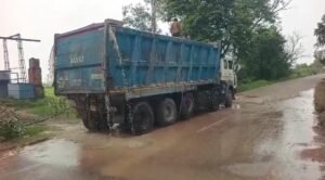 जालौन के कोंच क्षेत्र में नंबर प्लेट मिटे ओवरलोड डंपर से मौरम परिवहन का वायरल वीडियो